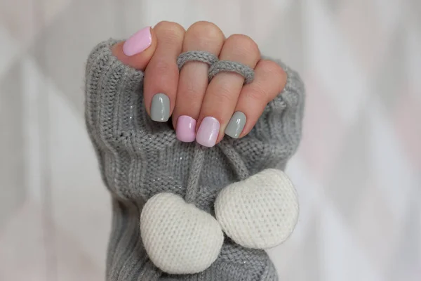 Pastelowy Kolor Manicure Dzianiny Rękaw Brązowy Sweter — Zdjęcie stockowe