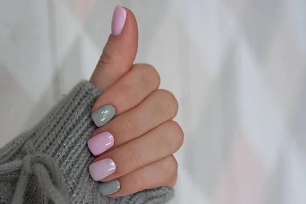 Pastelowy Kolor Manicure Dzianiny Rękaw Brązowy Sweter — Zdjęcie stockowe