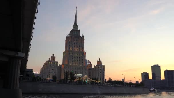 Hotel Moskou Loop Langs Moskva Rivier — Stockvideo