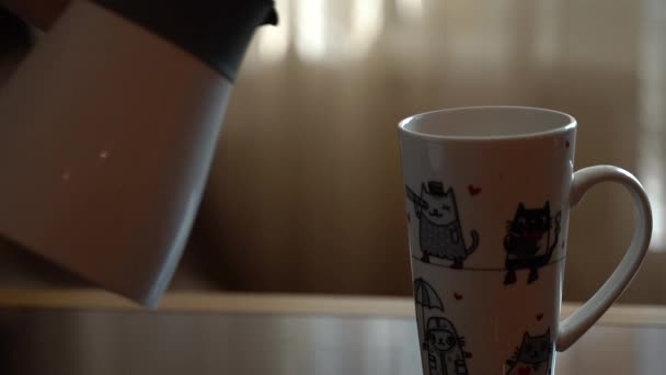 午前中に用意されたコーヒーをカップに注ぎます ホットコーヒークローズアップ — ストック動画