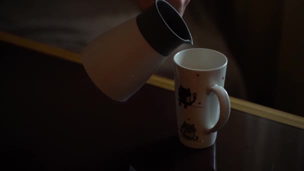 Kaffee Der Morgens Zubereitet Wird Wird Eine Tasse Gegossen Heißer — Stockvideo