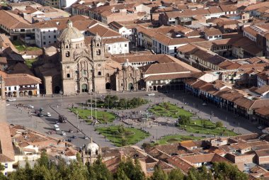 Berrak mavi gökyüzü ile Cuzco şehrinin panoramik manzarası