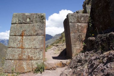 Antik Inkas dağda Pisac, Peru kalesi kalıntıları