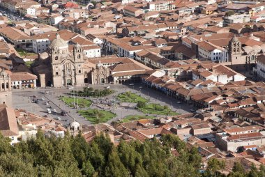 Berrak mavi gökyüzü ile Cuzco şehrinin panoramik manzarası