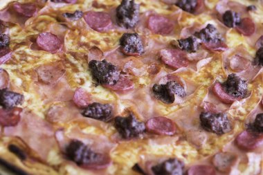 Lezzetli taze pişmiş pizza yakın alınır.