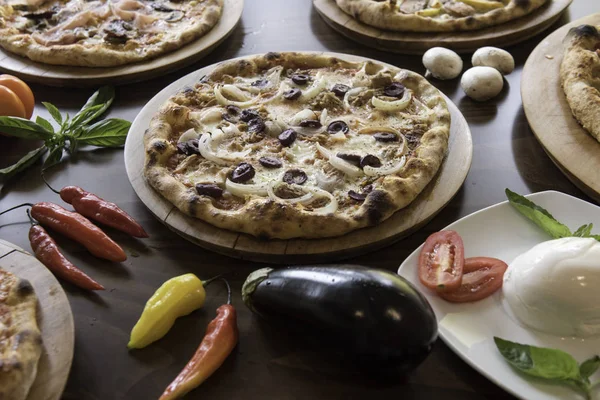 Lezzetli İtalyan pizzası pişirmek için yemek malzemeleri ve baharatlar. — Stok fotoğraf