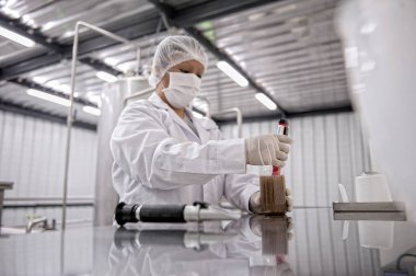 kadın bilim adamı bir laboratuvar dökülen sıvı korumalı