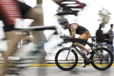 Bisikletçi yolda yarış