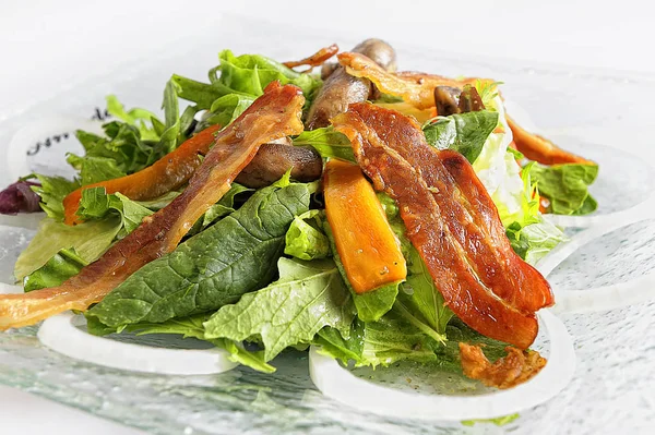 Green salad in a bowl, with spinach and bacon. — Stock Photo, Image