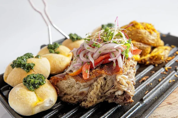 Comida tradicional peruana llamada Chicharron de Panceta de Cerdo — Foto de Stock