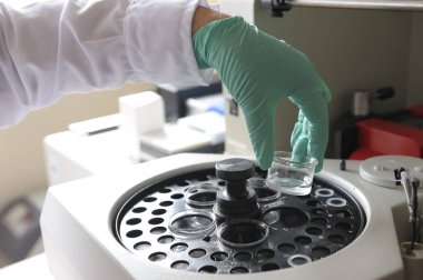 Kimya Eğitimi ve tıp kavramını temsil eden parlak laboratuvarda araştırma ve Bilim Doktoru öğrenci insanlar