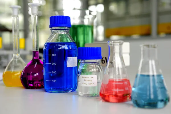 Verrerie de laboratoire contenant liquide chimique coloré, concept de recherche et développement en laboratoire — Photo