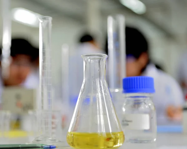Vidrio de laboratorio que contiene colorido líquido químico, concepto de investigación y desarrollo de laboratorio — Foto de Stock