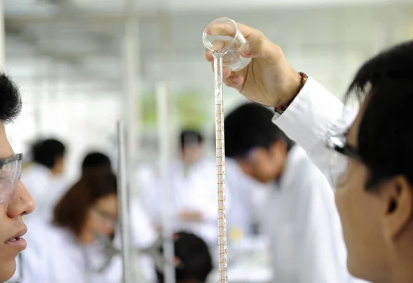 Estudiantes de investigación y ciencias en un laboratorio brillante que representa la educación química y el concepto de medicina — Foto de Stock