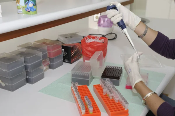 Estudiantes de investigación y ciencias en un laboratorio brillante que representa la educación química y el concepto de medicina — Foto de Stock