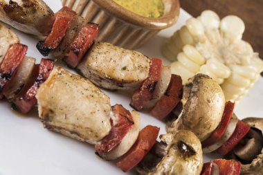 Izgara tavuk ve sebze şişleri biber, kabak, soğan ve mantar beyaz arka planda, üstten görünüm alanı kopyalayın. Et ve sebze kebap şişleri üzerinde.