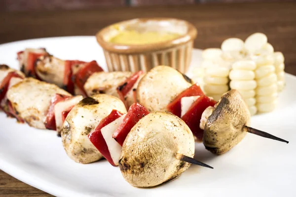 Grilované kuře a zelenina špejle s paprikami, cuketou, cibulí a žampiony na bílém pozadí, pohled shora, kopírovat prostoru. Maso a zeleninu kebab na jehle. — Stock fotografie