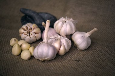 Arka plan için sarımsak ve soyulmuş olanlar