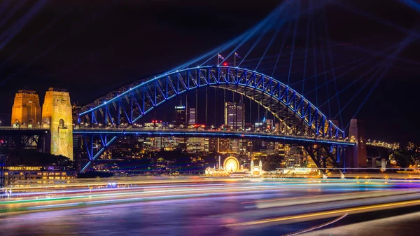 シドニーハーバーブリッジとシドニーハーバーは、鮮やかなフェスティバルでカラフルなライトでライトアップ — ストック写真