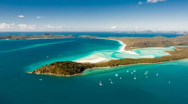 Hill Inlet from the air over Whitsunday Island - swirling white sands, sail boats — Stock Photo, Image