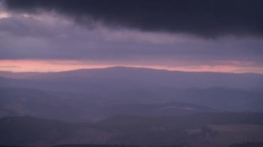 Blackheath Dağı'ndan gün batımında bir vadi üzerinde hareket eden bulutların timelapse, Blue Mountains - Kanimbla Valley, Avustralya.
