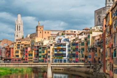 Sant Felix Koleji Kilisesi ve Onyar Nehri üzerindeki köprüden çok renkli evler, Girona
