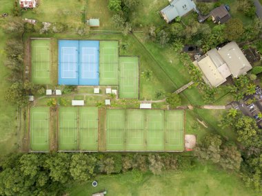 Tenis merkezi, tesis ve kortların havadan yukarıdan aşağıya görünümü