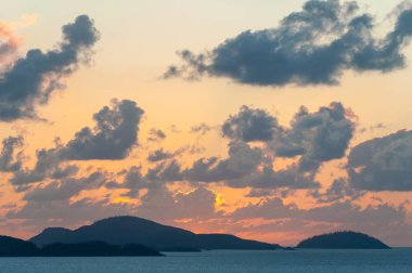 Whitsunday Adaları Sunset - Whitsunday Adası su karşısında Hamilton Adası görünümü. Gün doğumunda renkli gökyüzünde bulutlar