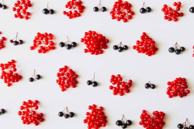 Yosun ve liken kaplı eski ahşap plakalar üzerinde bir rowan dalı yatıyor.