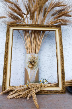 Bir resimden bir çerçeve içinde buğday ve çavdar kulakları ile Sonbahar natürmort