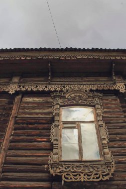 Dantel perde ile Vintage ahşap pencere, Tomsk Rusya