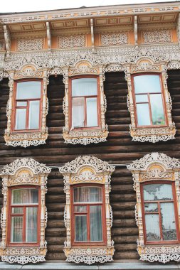 Dantel perde ile Vintage ahşap pencere, Tomsk Rusya