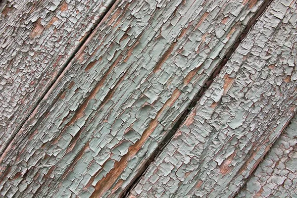 Geschilde blauwe verf over houten planken van oud huis — Stockfoto