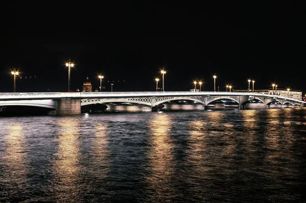 Пелевий міст через річку Неву вночі.. — стокове фото