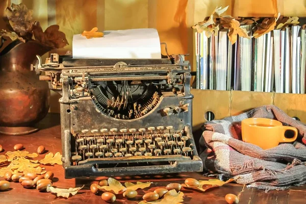 Old typewriter with autumn oak leaves and acorns. Retro still life — Stock Photo, Image