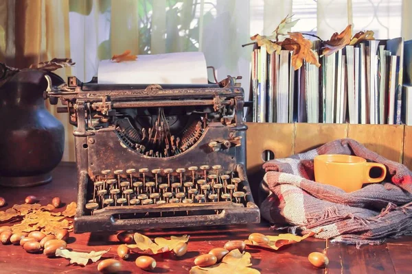 Old typewriter with autumn oak leaves and acorns. Retro still life — Stock Photo, Image