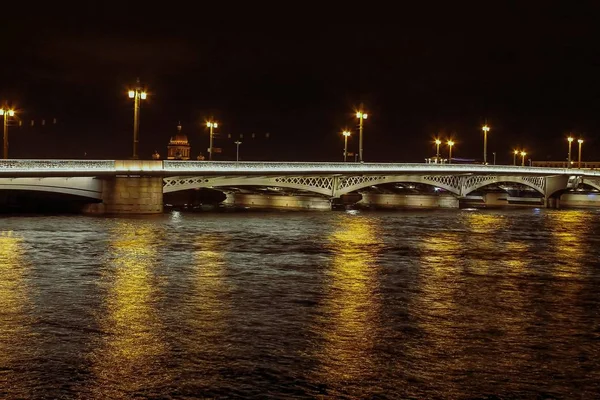 Palace Bridge över floden Neva på natten. — Stockfoto