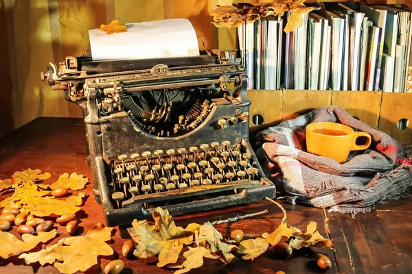 Old typewriter with autumn oak leaves and acorns. Retro still life — Stock Photo, Image