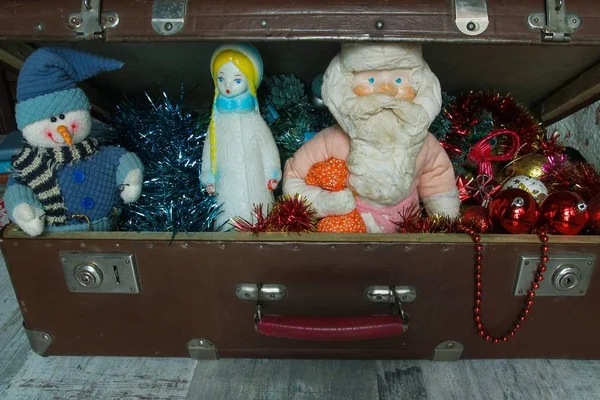 Vintage Leather Suitcases, Old Fashioned Christmas Tree Decorations. — Stock Photo, Image