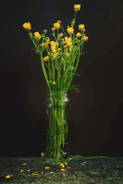 Желтые Полевые Цветы Стеклянном Горшке Деревянном Столе — стоковое фото