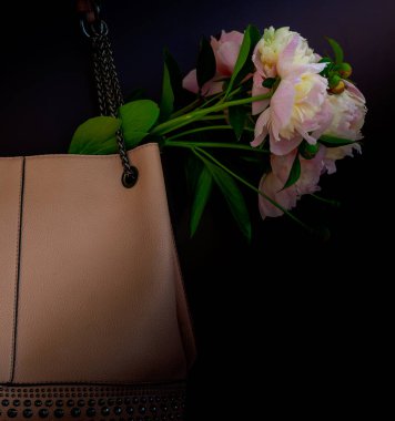 Beyaz ve pembe şakayıklar pembe bir çantada.