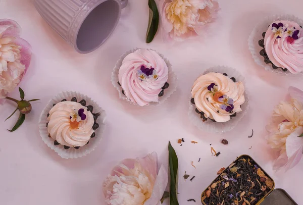 Pembe şakayıklar, kremalı kekler ve çiçek çayı..