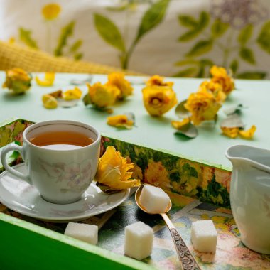 Kahvaltı tepside bir fincan çayla