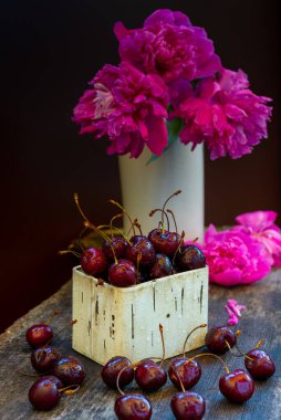 Su damlacıkları ve şakayık çiçekli kiraz..