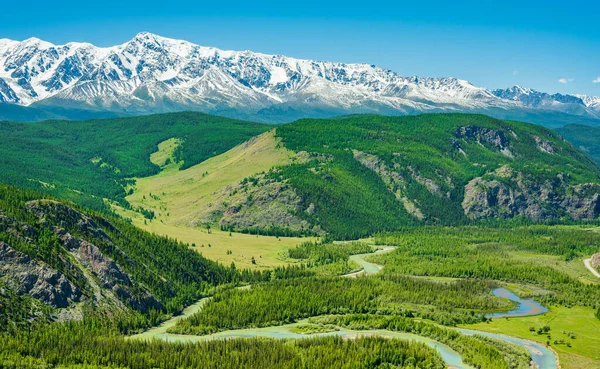 Dal med elv i fjell med snøkledde topper – stockfoto