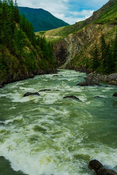 La cascade Mazhoy sur la rivière Chuya - le lieu des compétitions de rafting — Photo