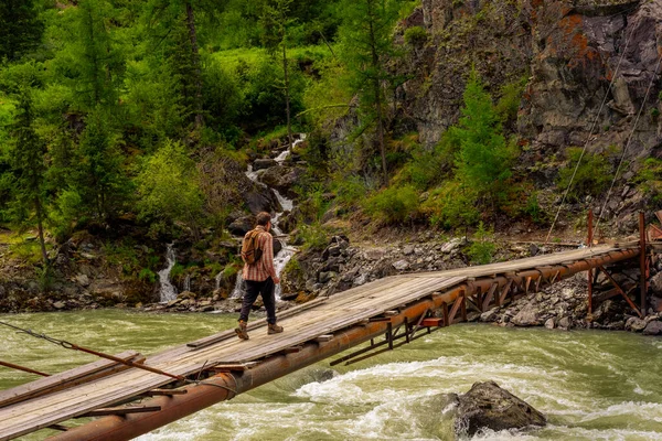 Old suspension bridge over a mountain river. Chuya, Altai — Stock Photo, Image