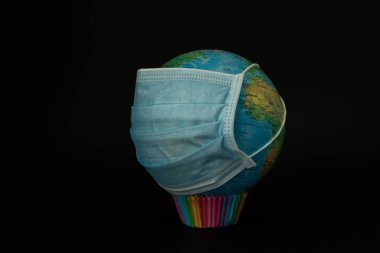 LGBT gökkuşağı renginde, tıbbi maskeli kek kağıdı küresi