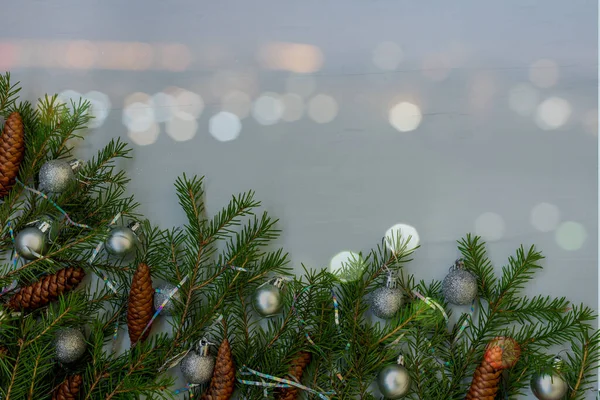 Kerst boom takken met kegels en bokeh effect. — Stockfoto