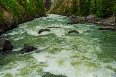Chuya Nehri 'ndeki Mazhoy Şelalesi. Rafting yarışmalarının yapılacağı yer.